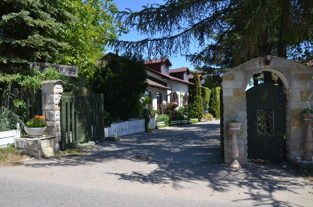 Dworek Sw.Antoniego Slawutowo Экстерьер фото